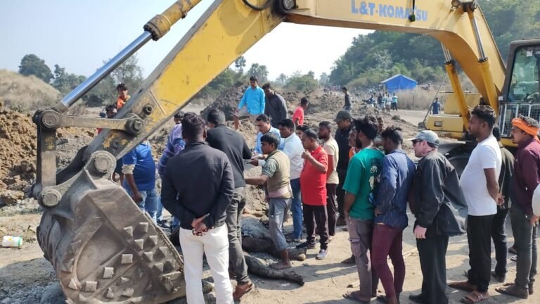 *पश्चिम बंगाल के आसनसोल मे बड़ा हादसा पीएचई विभाग की पाईप लाईन बिछाने के लिये चल रही मिट्टी की कटाई के दौरान चार मजदूर मिट्टी मे दबे तीन की मौत एक घायल...*