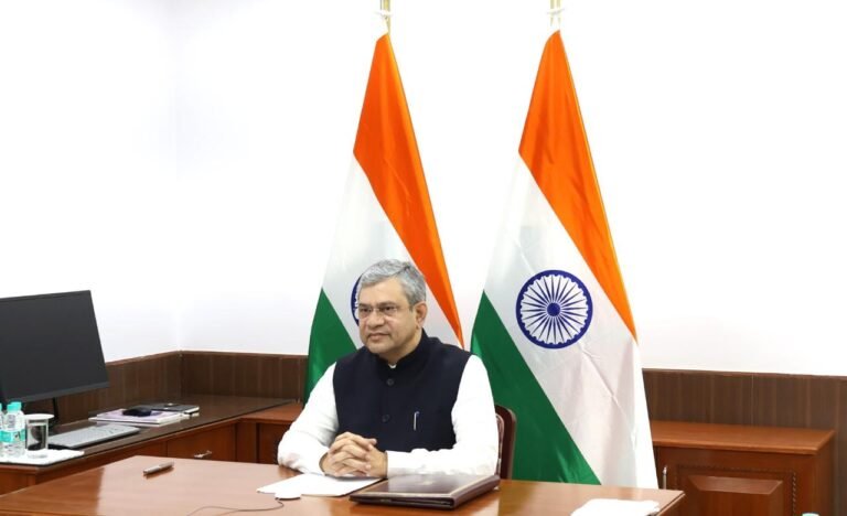 *रेल मंत्री ने की समीक्षा, दिया निर्देश- लोगों की आवश्यकताओं को ध्यान में रखकर करें विशेष गाड़ियों का परिचालन*