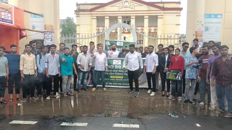 *بالاسورمیں تیز بارش کے باوجود بھی موہن سرکار کے خلاف بیجو یوتھ اور چھاتر جنتادل نے کیا زوردار احتجاج*