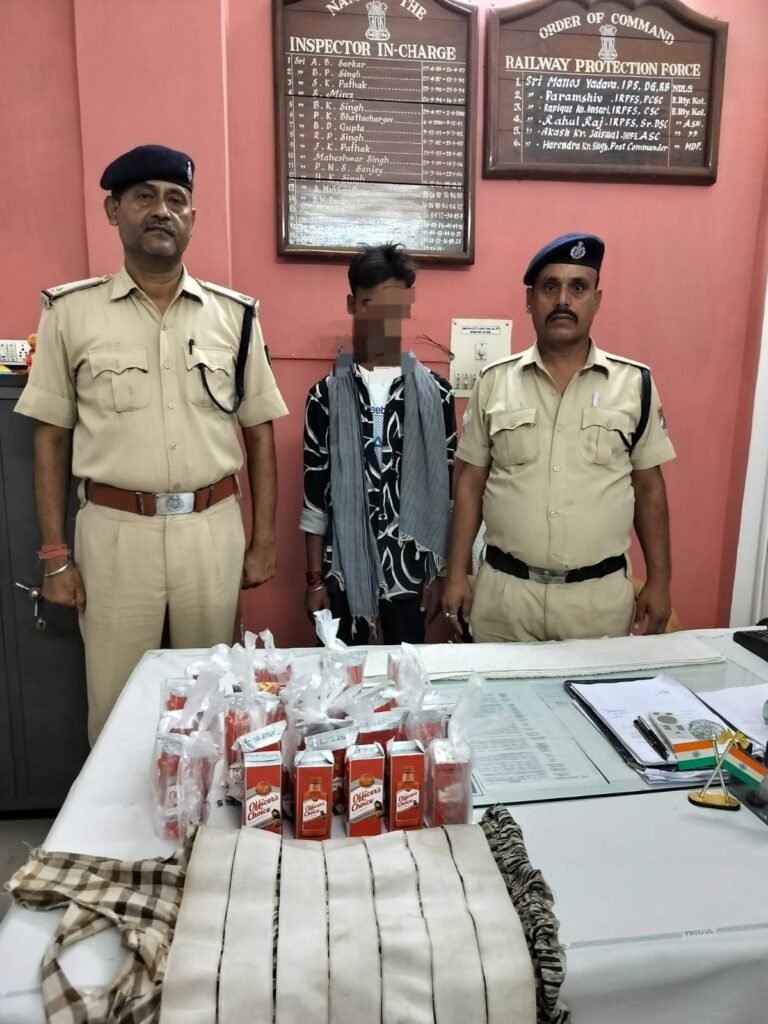 *रेलवे सुरक्षा बल (आरपीएफ) ने ऑपरेशन सतर्क के तहत मधुपुर में रात्रि सतर्कता अभियान के दौरान अवैध शराब जब्त की*