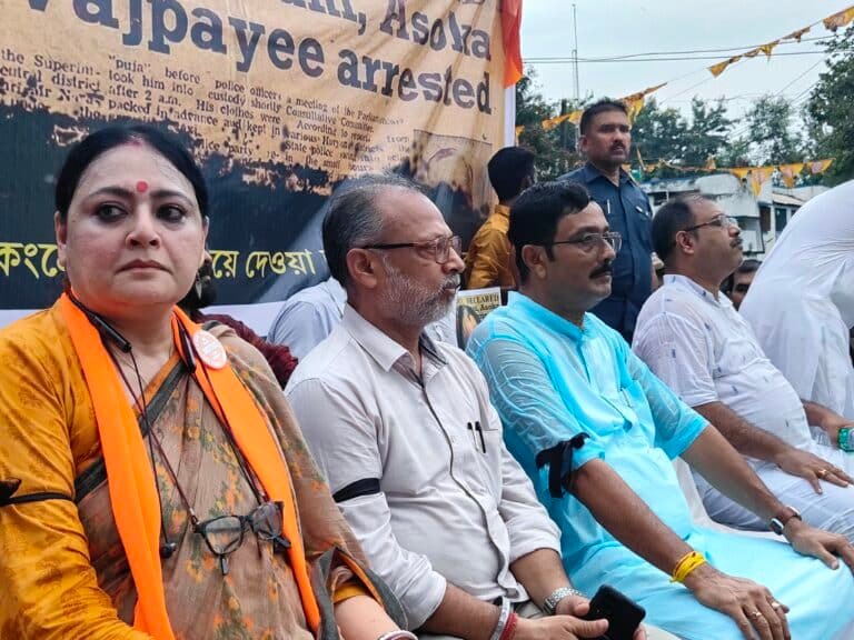 *25 जून , 1975 को तत्कालीन इंदिरा सरकार ने देश पर इमरजेंसी थोपते हुए लोगों का मौलिक अधिकार छीन लिया था।*