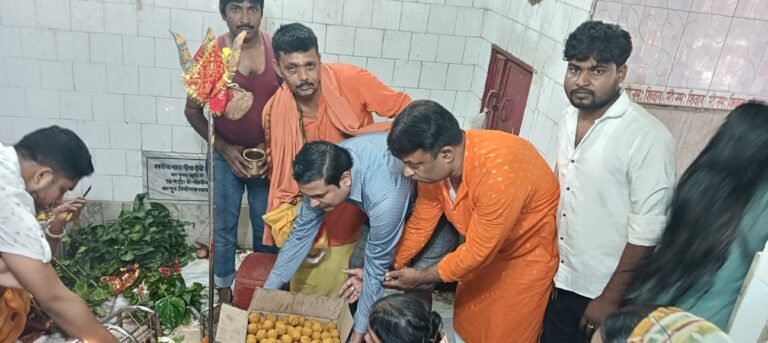 *सावन के अंतिम सोमवार पर अदिकार्ना फाउंडेशन ने बांटे 11 किलो लड्डू, शिव भक्तों में हर्ष*