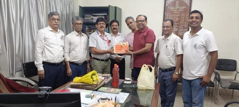 *आसनसोल चेम्बर ऑफ कॉमर्स द्वारा श्री दिलीप कुमार दास (विशेष आयुक्त, राज्य कर) एवं श्री आशीष कुमार बसु (अपर आयुक्त) को भावपूर्ण विदाई दी गई।*