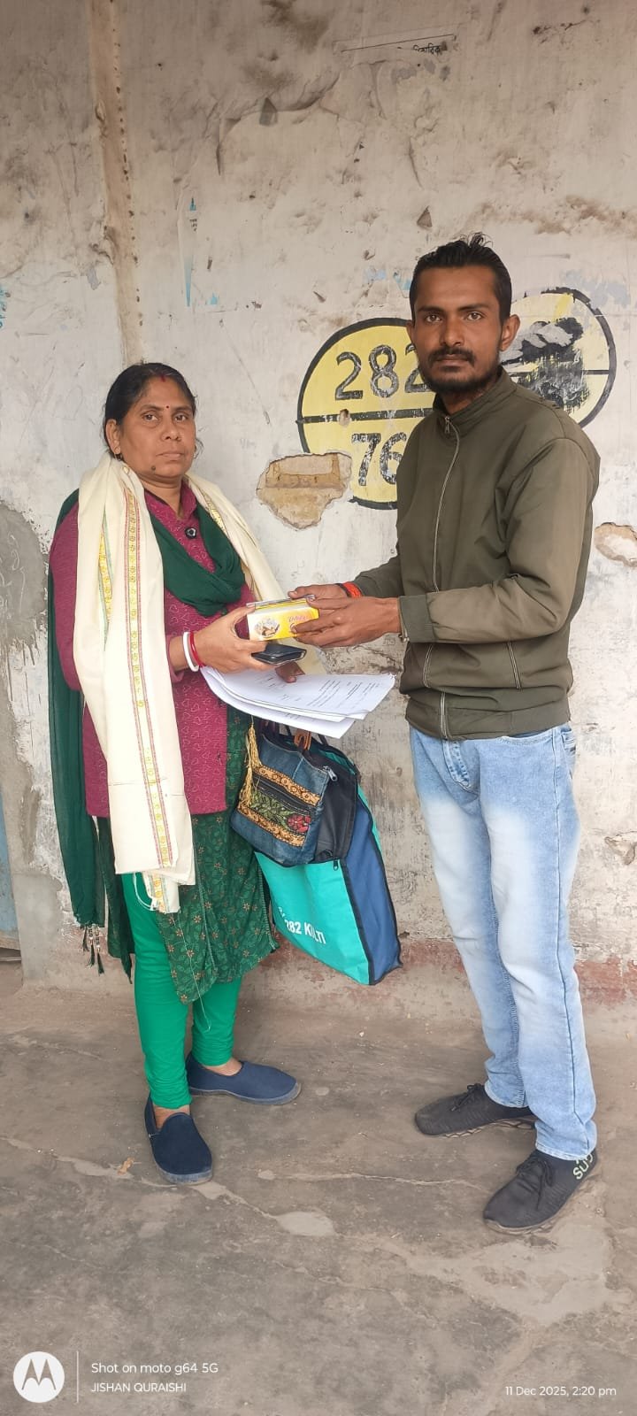 वार्ड 70 के बूथ 76 की महिला बीएलओ के कार्य को लेकर भाजपा अल्पसंख्यक नेता जीशान ने किया सम्मानित.