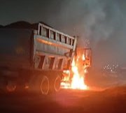 *جموڑیہ صنعتی علاقے میں کوئلے سے لدا ڈمپر میں آگ، بڑا حادثہ ٹل گیا*