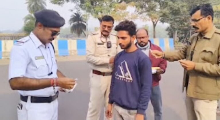 *ریاستی شاہراہ پر ڈمپَر سے گندگی پھیلانے پر ٹریفک پولیس اور میونسپل کارپوریشن کی مشترکہ کارروائی، بھاری جرمانہ*