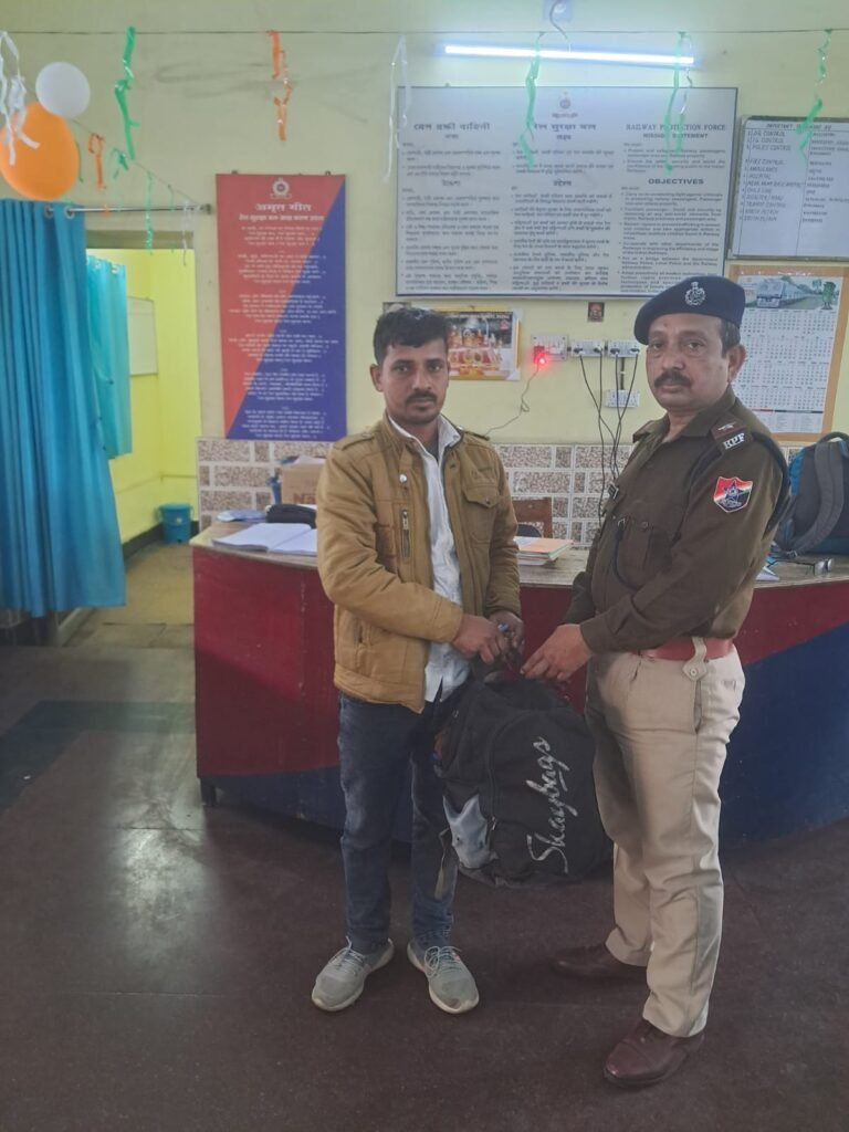 *ऑपरेशन अमानत के तहत रेलवे सुरक्षा बल आसनसोल मंडल ने सतर्क और चौकस कार्रवाई से छूटा हुआ सामान बरामद किया और वापस लौटाया*