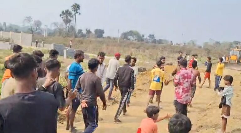 *ارجن پاڑہ میں تالاب کی صفائی کے مطالبے پر سڑک کی تعمیر روک دی گئی*