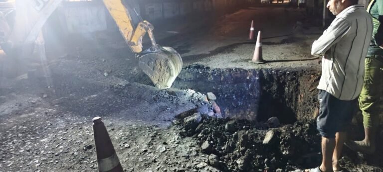 ** دیندوا موڑ پر سرکاری سڑک کاٹ کر غیر قانونی پانی کی لائن، عوام میں شدید غم و غصہ**