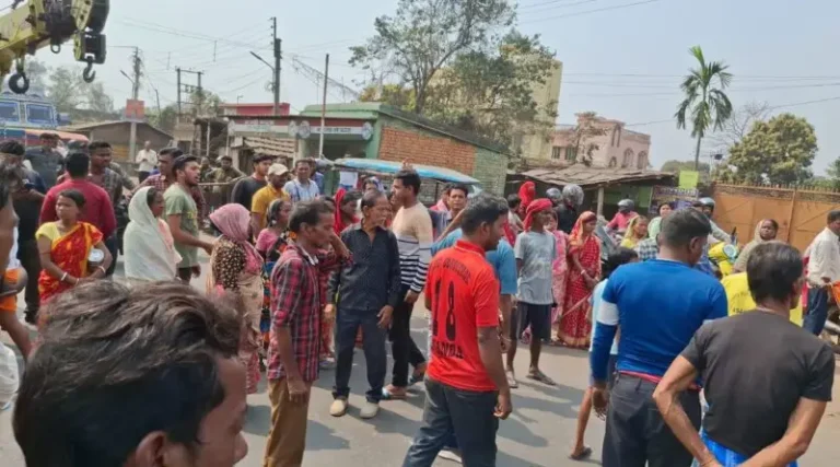 *پینے کے پانی کی قلت پر رانی گنج میں قومی شاہراہ 60 پر انسانی زنجیر بنا کر احتجاج*