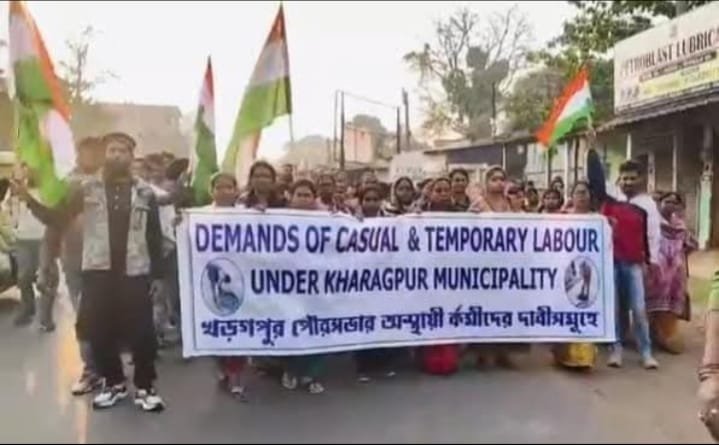 सैलरी बढ़ाने और अपनी दूसरी मांगों को पूरा करने की मांग को लेकर विरोध प्रदर्शन किया।