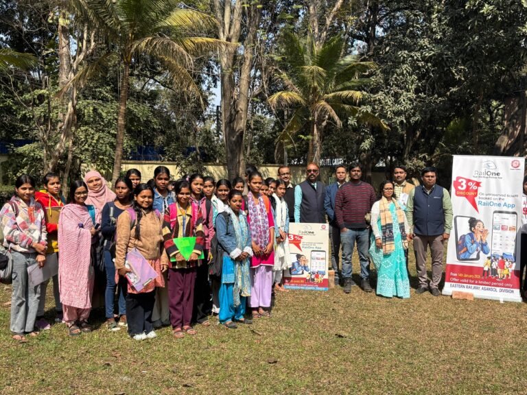 *आसनसोल गर्ल्स कॉलेज में रेलवन ऐप पर यात्री जागरूकता अभियान चलाया गया*