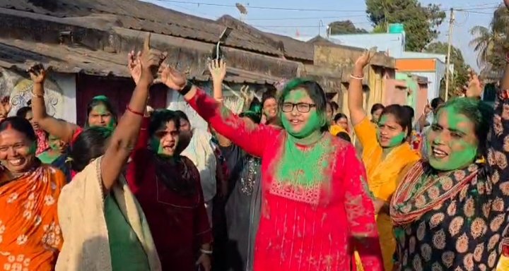 *राज्य के मुख्यमंत्री ममता बनर्जी ने लक्ष्मी भंडार के बढ़ाई पैसे कुल्टी के विभिन्न क्षेत्रों में महिलाओं ने जश्न मनाया, मिठाई बांटी*