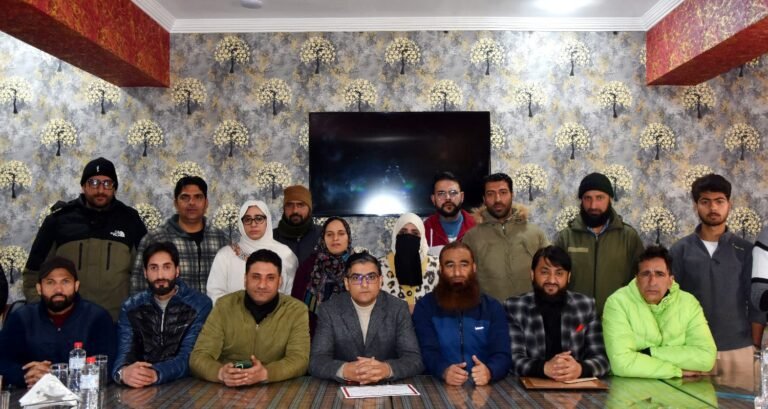 *कलम की ताकत को सलाम, कश्मीरी पत्रकारों को इंडियन जर्नलिस्ट एसोसिएशन ने किया सम्मानित ।*