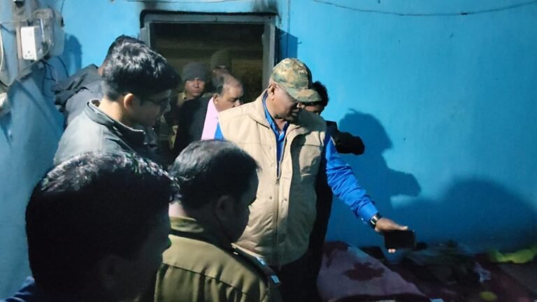 *घर मे ताला लगा कर शादी समारोह गया परिवार लौटा घर देख चौका*