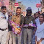 *पश्चिम बंगाल माध्यमिक परीक्षा के अंतिम दिन  परीक्षार्थियों ने पार्षद के नेतृत्व मे पुलिस ओट ट्रैफ़िक अधिकारियो को किया सम्मान.*