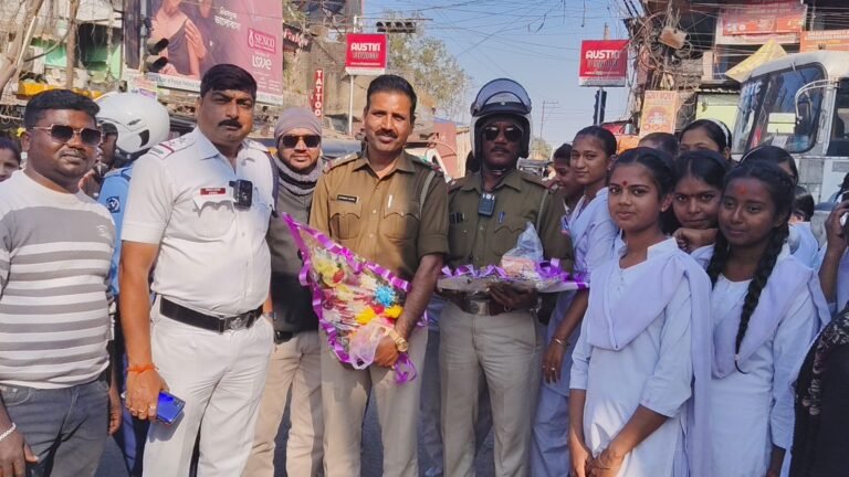 *पश्चिम बंगाल माध्यमिक परीक्षा के अंतिम दिन  परीक्षार्थियों ने पार्षद के नेतृत्व मे पुलिस ओट ट्रैफ़िक अधिकारियो को किया सम्मान.*