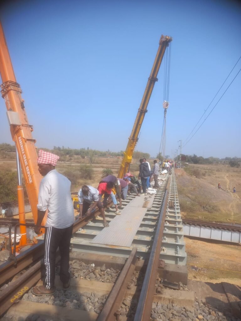 *सुरक्षा को मजबूत करने के लिए 120 साल पुराने गर्डर को उन्नत वेल्डेड संरचना से बदला गया* *निर्बाध निष्पादन से यात्रियों के लिए सुरक्षित, सुगम और अधिक विश्वसनीय रेल सेवाएं सुनिश्चित हुईं*