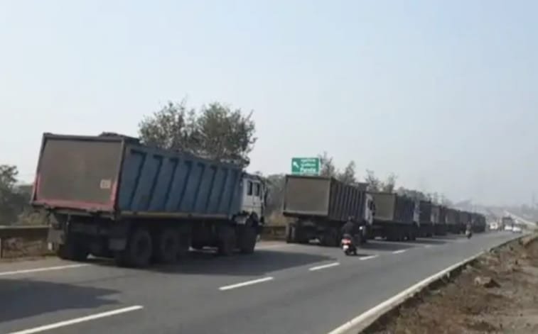 *آسنسول : قومی شاہراہ 19 پر داخلہ پابندی کے باعث شدید ٹریفک جام، ڈرائیوروں کا احتجاج*