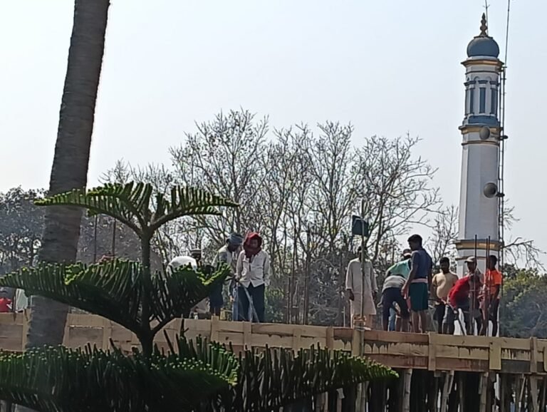 Jama Masjid Golbazar ke 2nd Floor Molding Par Roohani Ijtema, Dua ke Baad Tameer Mein Logon ka Joshila Taawun