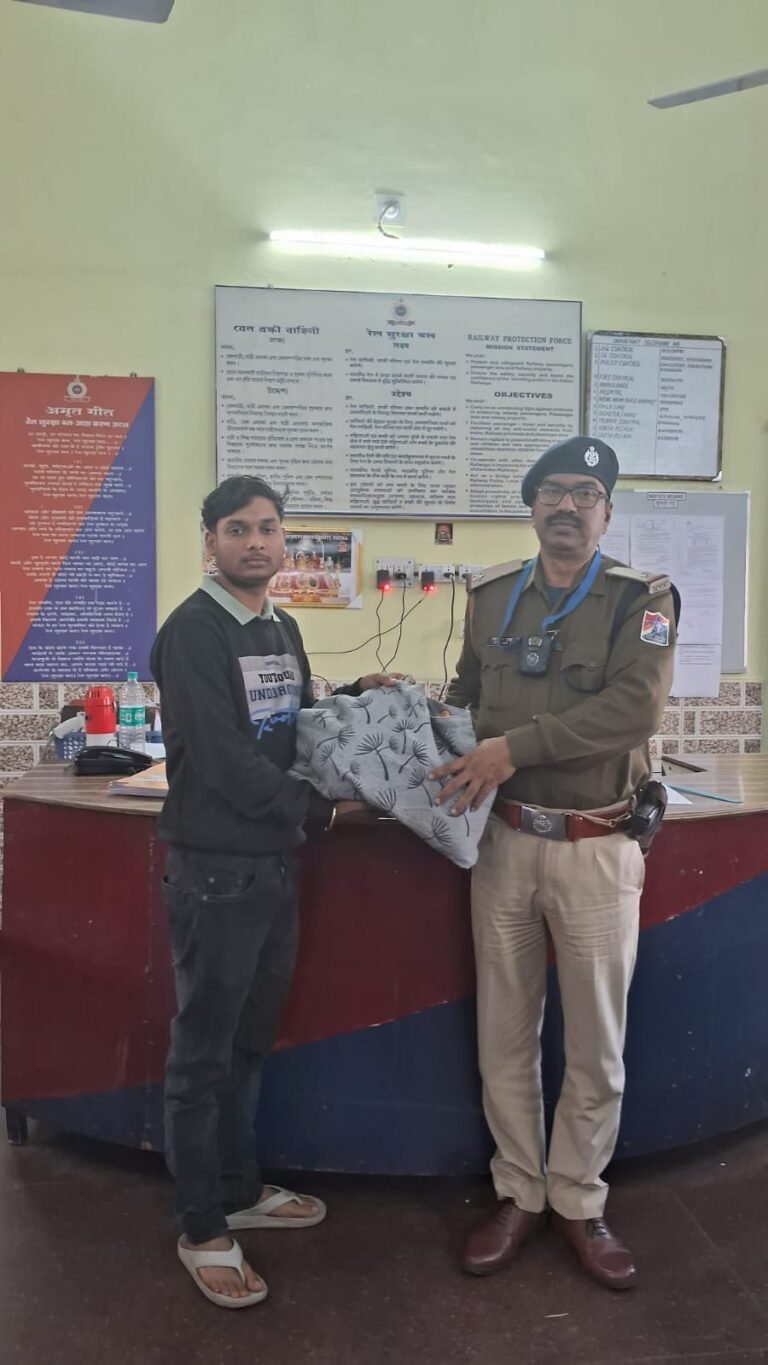 *आसनसोल मंडल के आरपीएफ ने “ऑपरेशन अमानत” के तहत यात्री को खोया हुआ बैग दिलाने में मदद की*