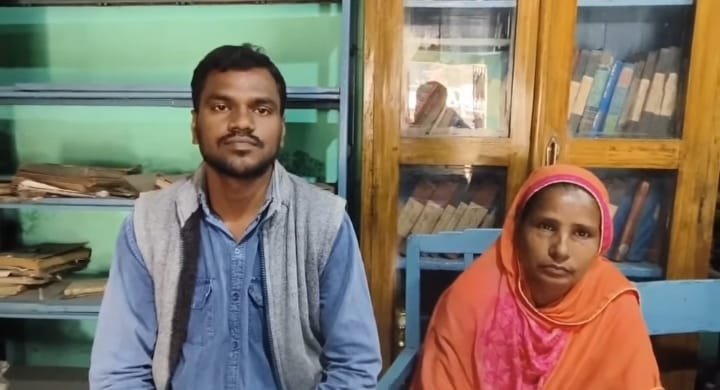 एक माँ अपनी स्कूल छोड़ चुकी बेटी का निकटवर्ती साउथ साइड हाई (हिंदी माध्यम) स्कूल में नामांकन कराने के लिए कई बार गईं।