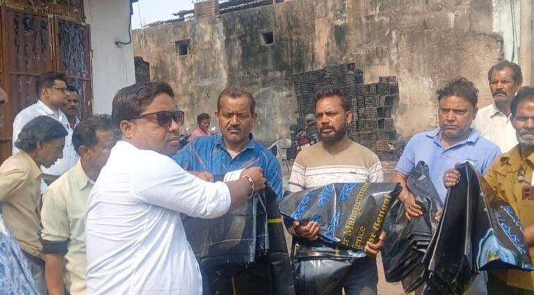 रघुनाथपुर में भीषण आग से कई दुकानें खाक, तृणमूल कांग्रेस ने पहुंचाई राहत सहायता