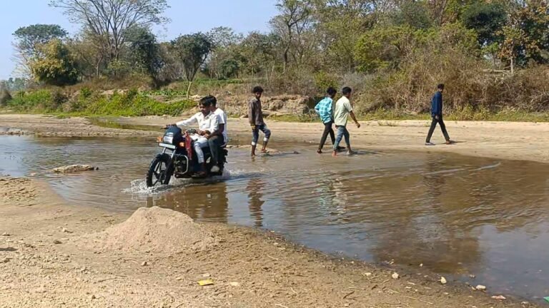 झालदा के रूपई नदी पर पुल और पक्की सड़क की मांग