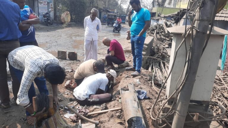 *सड़क निर्माण के दौरान, टूटी पाइप लाइन, परेशानी*