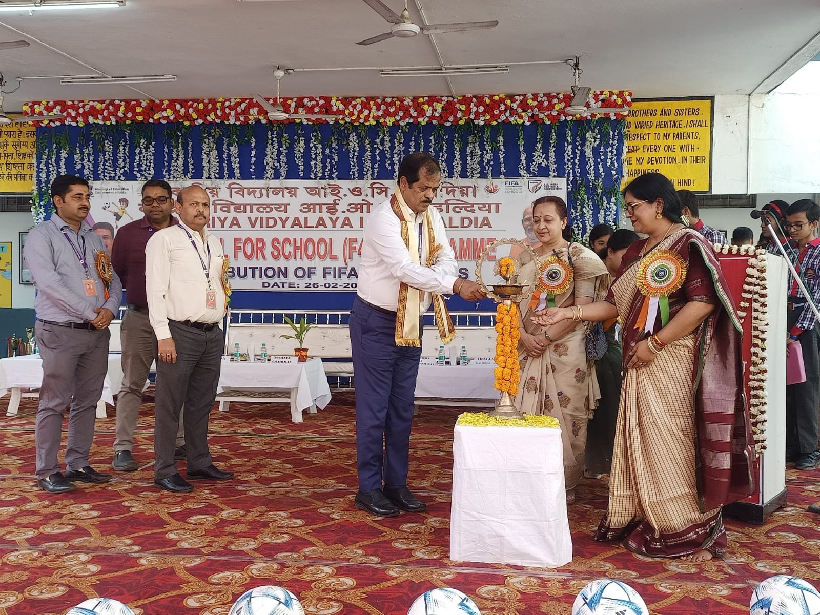 *विद्यार्थियों की मानसिक व शारीरिक तंदुरुस्ती के लिए आउटडोर खेलकूद जरूरी : सुशांत*   *केवी आईओसी हल्दिया ने पूर्व मेदिनीपुर के 27 स्कूलों में बांटे 152 फुटबॉल*   *– पहले चरण में वितरित किए जा चुके हैं 5281 फुटबॉल*