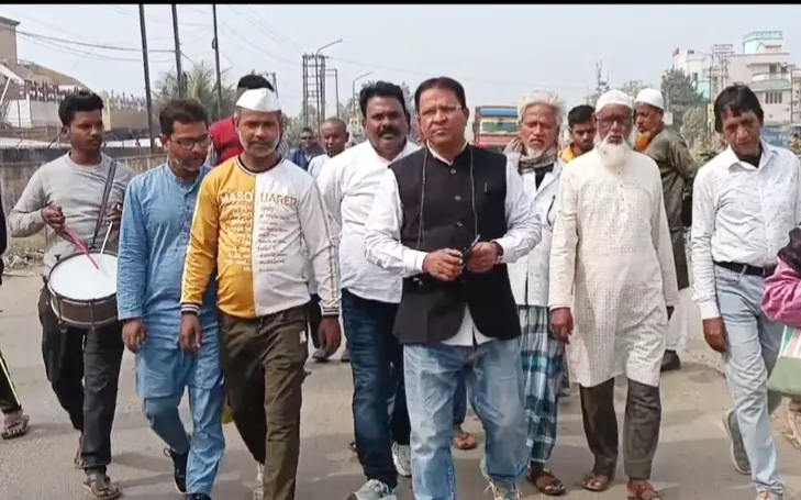 *آسنسول میں کانگریس کونسلر ایس ایم مصطفیٰ کی باجے کے ساتھ ایس آئی آر سماعت مرکز میں آمد، سیاسی حلقوں میں ہلچل*