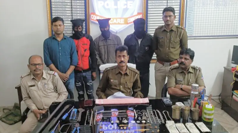 *رانی گنج پولیس کی بڑی کامیابی، عجیب اوزاروں سے چوری کرنے والا گروہ گرفتار، سونا چاندی اور نقد رقم برآمد*