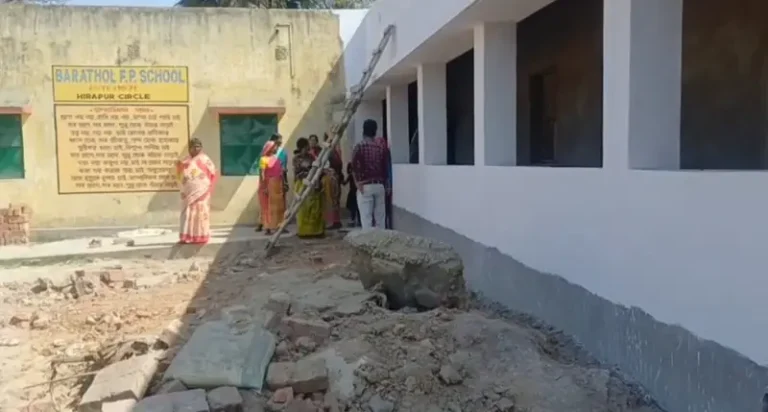 *ہیراپور سرکل کے بڑا تھول پرائمری اسکول میں ناقص تعمیرات پر ہنگامہ، کام بند*