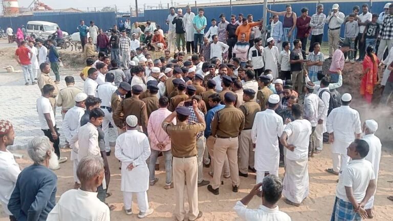 ریلوے کی زمین پر سڑک تعمیر روکنے کے خلاف ریل پار میں احتجاج*