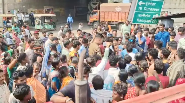 *آسنسول کارپوریشن کے وارڈ نمبر 35 میں پینے کے پانی کے شدید بحران پر عوام کا احتجاج، سڑک جام*