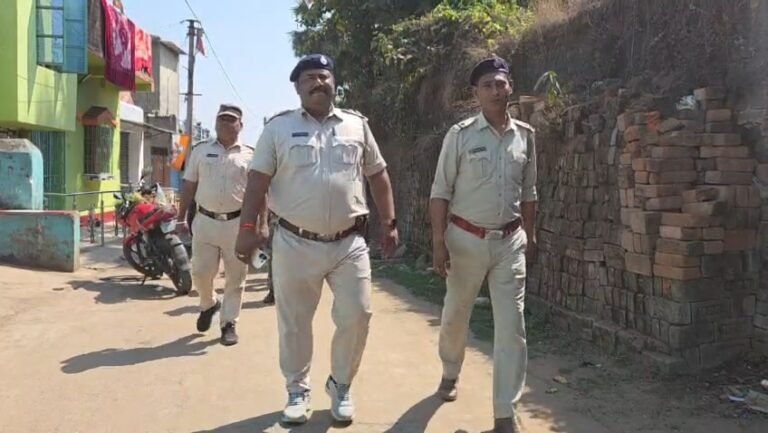 केंद्रीय बलों के जवानों ने संवेदनशील इलाकों में रूट मार्च किया ।