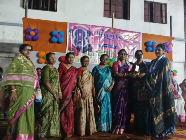 *खड़गपुर में नारी शक्ति का सम्मान : आत्मजा फाउंडेशन ने 300 महिलाओं को किया सम्मानित*