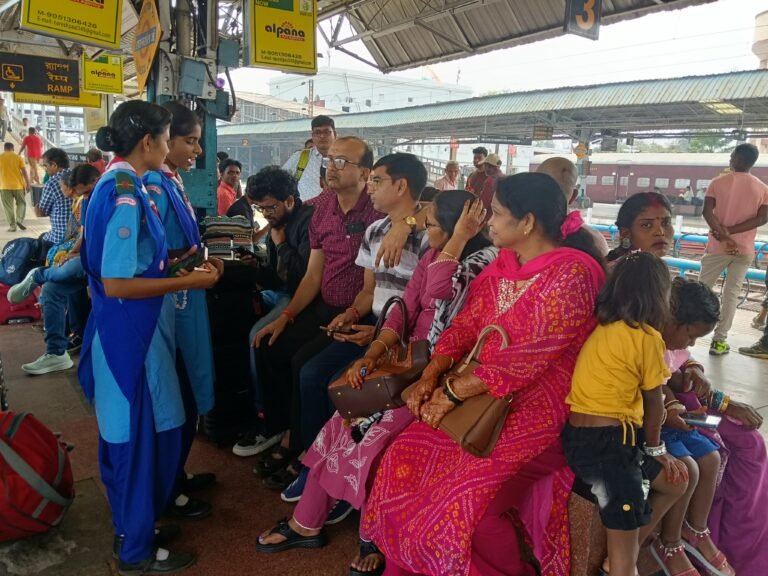 *लंबी कतारों से बचें – ‘एप्प हॉपिंग बंद करें, रेलवन ऐप का उपयोग करें’ जागरूकता अभियान आसनसोल मंडल में आयोजित*