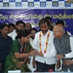 *کے کویتا اور وشاردھن مہاراج کی بھوک ہڑتال ختم*   *ریٹائرڈ جج جسٹس ایشوریا نے لیمو پانی پلایا۔ تمام متاثرین کو انصاف کی فراہمی تک جدوجہد کا عزم*