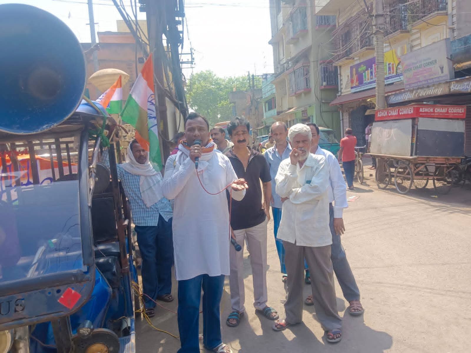 জামুরিয়া ব্লক ১ কংগ্রেসের  নেতৃত্বে আজ জামুরিয়া বাজার সিধু-কানু মূর্তির সন্নিকটে রান্নার গ্যাসের মূল্যবৃদ্ধির প্রতিবাদে