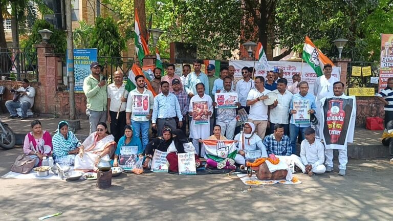 *آسنسول میں مہنگی ہوتی رسوئی گیس کے خلاف کانگریس کا انوکھا احتجاج، سلنڈر کی علامتی ارتھی نکالی گئی*