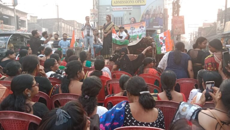 रसोई गैस की कीमत में बढ़ोतरी के विरोध में कुल्टी के बराकर में महिला तृणमूल ने किया पथ सभा