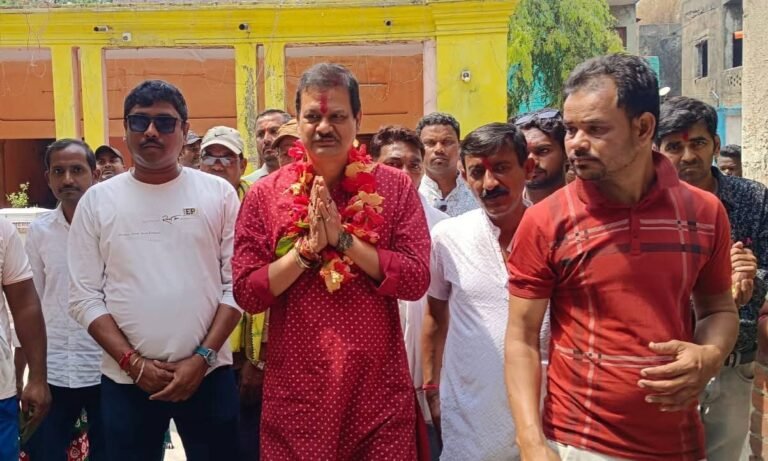 कुल्टी विधानसभा सीट से तृणमूल उम्मीदवार ने चुनाव अभियान की शुरुआत की कल्याणीशरी मंदिर में पूजा अर्चना कर के।