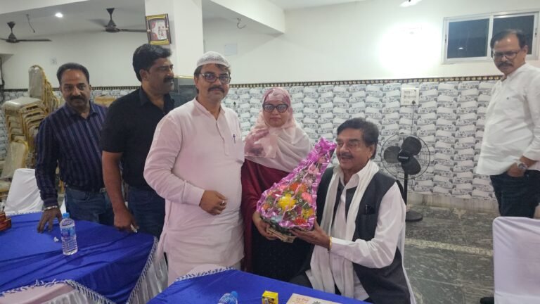 *वार्ड संख्या 98 में पार्षद कहकशां रेयाज की ओर से इफ्तार पार्टी का आयोजन, कई गणमान्य लोग रहे मौजूद*