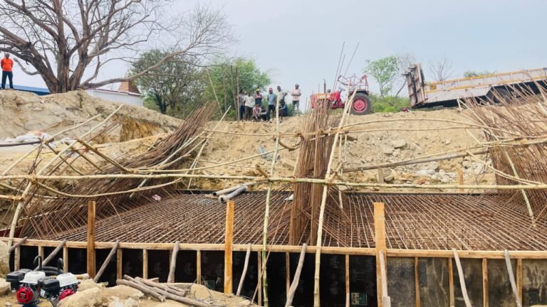 कुल्टी विधानसभा अंतर्गत सीतारामपुर उन्नीस नंबर वार्ड के विदाईगढ़ के नूनिया नदी पर 2 करोड़ की लागत से बन रहे पूल