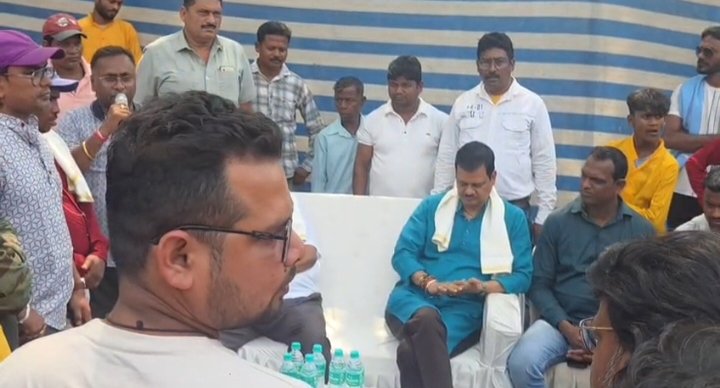 तृणमूल कांग्रेस उम्मीदवार अभिजीत घटक डिसरगढ़ में कीर्तन भजन हुए सामिल।