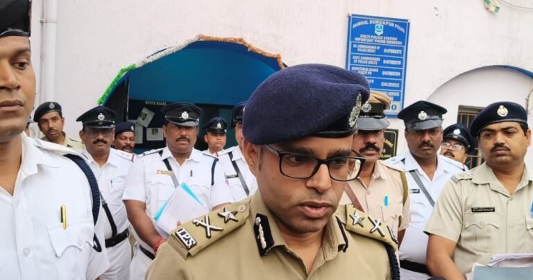 आसनसोल दुर्गापुर पुलिस कमिश्नर प्रणव कुमार ने रबिवार को कुल्टी थाना मे शांति पुर्ण तरीके से चुनाव को लेकर की बैठक.  6 टारगेट को लेकर पुलिस कमिश्नर ने कुल्टी थाना मे पुलिस अधिकारियों को दिया दिशा निर्देश.