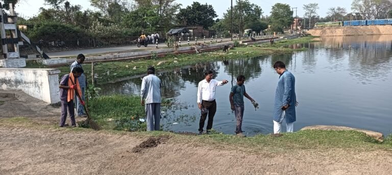 *चैती छठ से पहले सीतारामपुर रेलवे पंपू तालाब में चला व्यापक सफाई अभियान, रेल प्रशासन व जनप्रतिनिधियों की सक्रिय पहल*