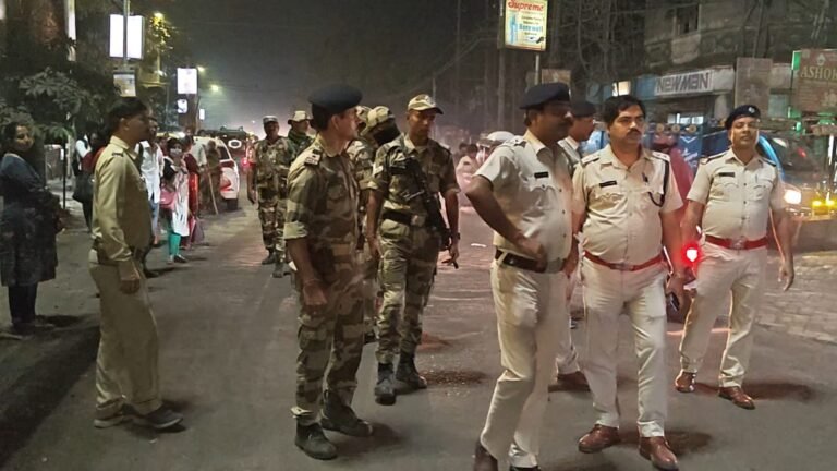 कुल्टी में पुलिस-सेना का संयुक्त फ्लैग मार्च, यात्री वाहनों की सघन जांच से बढ़ाई गई सुरक्षा