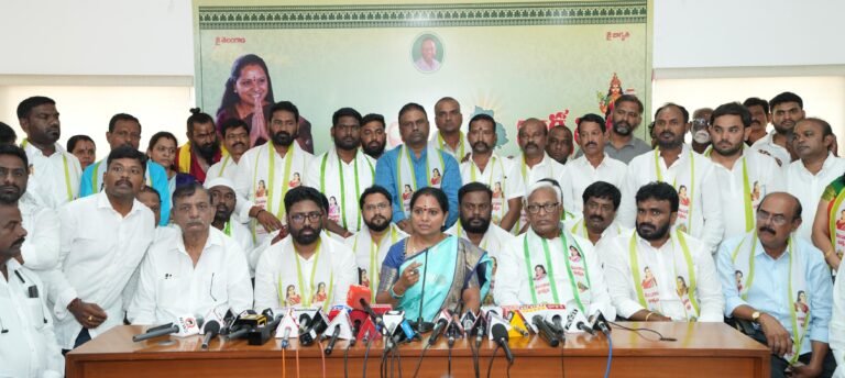 *نئی سیاسی جماعت کا 25 اپریل کو قیام عمل میں لانے کا اعلان*   *نوجوانوں،خواتین، بی سی، ایس سی، ایس ٹی، اقلیتوں، مزدوروں اور کسانوں سے تائید و حمایت کی اپیل*  *موجودہ حالات کے تناظر میں ریاست میں نئی سیاسی جماعت کی اشد ضرورت*  *تلنگانہ کی ترقی پر بھرپور توجہ مرکوز کرنے کا عزم۔ نظام آباد میں کے کویتا کی پریس کانفرنس*